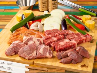 奥羽牛や厚切り牛タン、赤海老など、バラエティに富んだスペシャルセット。少し特別なBBQを楽しみたい方におすすめ。
