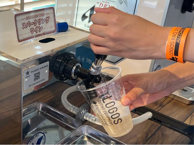 生ビールのほか、黒ビール、赤・白ワイン、スパークリングワイン、レモンサワー、ノンアルコールビール、ソフトドリンクの<飲み放題付き>!