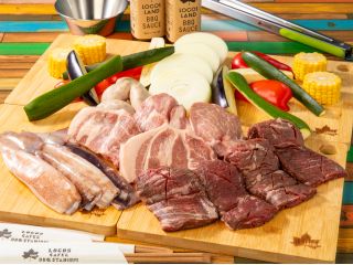 豚肩ロースや牛ハラミ肉に加え、大きめのスルメイカをメニューに盛り込みました。リーズナブルでも、満足していただけるようなセットです。