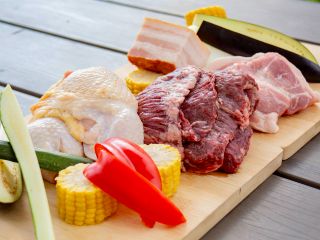 食べ応えのあるハラミ肉や、やわらかなシルキーポーク肩ロース、ジューシーな国産鶏ももなど、BBQ定番の人気食材を盛り込みました。