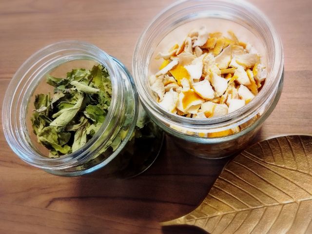 乾燥させたニューサマーオレンジの皮 果実を思わせるとてもフレッシュな香りです。