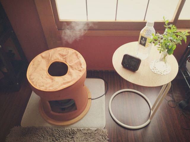 黄土でできた椅子と壺を仕様します。遠赤外線により、身体の芯からあたためます。水分とタオルはご用意いたします。