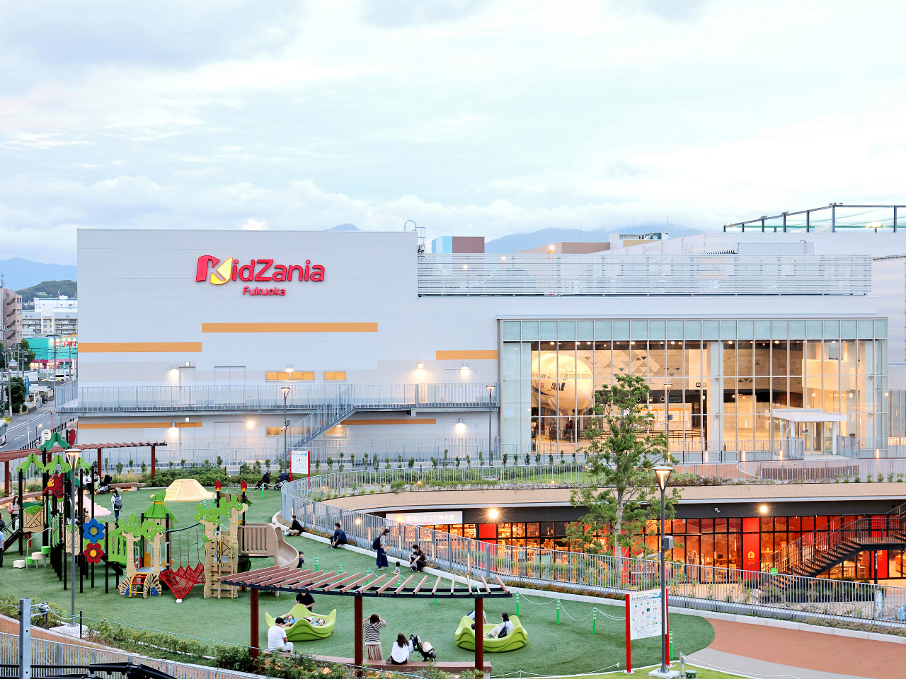 ���ہ[�ƕ����̃V���b�s���O�Z���^�[���ɂ���܂��̂ŁA�L�b�U�j�A�ł̑̌���̓V���b�s���O�������y���݂��������܂���