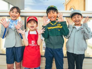 キッザニアは楽しみながら社会のしくみを学ぶことができる「こどもが主役の街」です。こども達は好きなパビリオンを選んで体験することができます。