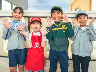 キッザニアは楽しみながら社会のしくみを学ぶことができる「こどもが主役の街」です。こども達は好きなパビリオンを選んで体験することができます。