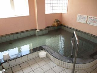男性の湯。源泉かけ流しの温泉をお楽しみください