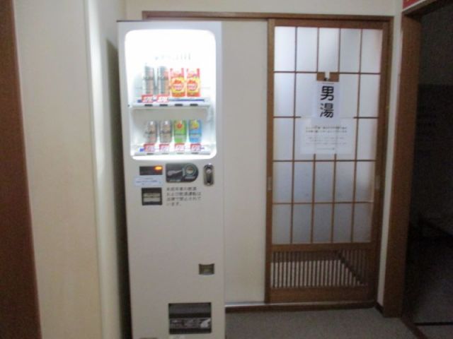 温泉入り口前にある自販機(アルコールメイン)