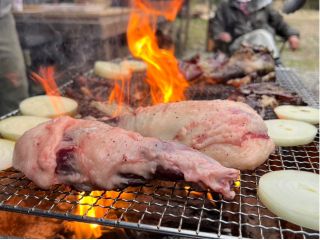 狩猟体験の後はみんなで新鮮ジビエのBBQに舌鼓を打つ