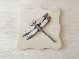 自然の木の枝のパーツを貼り付けて、ネイチャークラフトをつくれます