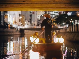 船頭の観光案内、博多の唄と共に20分間の遊覧コース