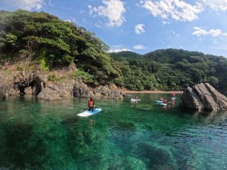 沿岸部に沿ってエメラルドグリーンのキレイな景色が続きます!