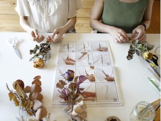 インテリアにもなる『ドライフラワーのスワッグ』を作れる体験です