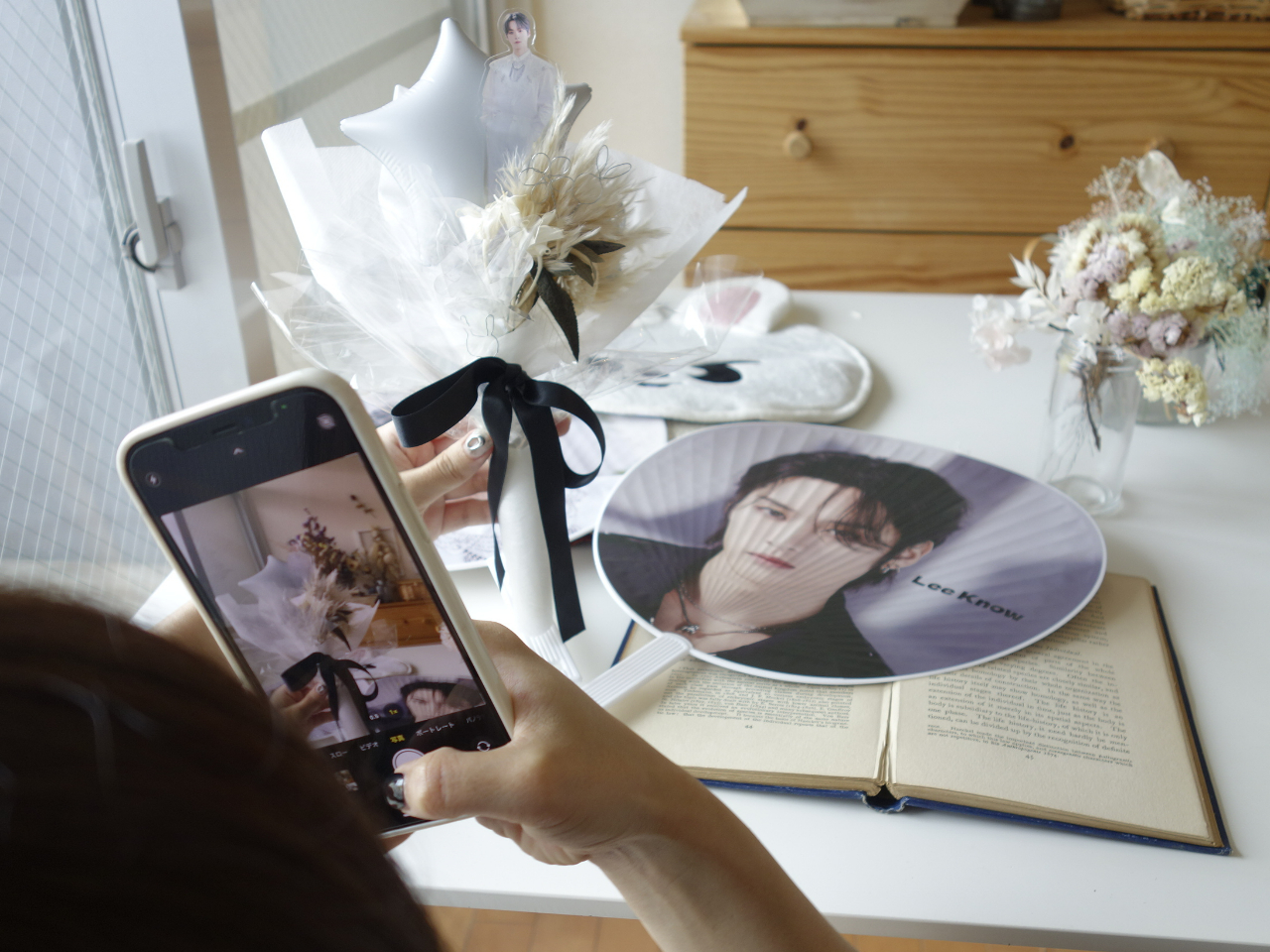 推しのうちわとアクリルスタンドと一緒にパチリ!写真撮影もできちゃう!ライブの記念にもなります★