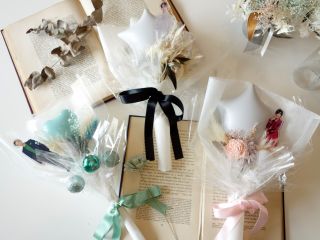 バルーンフラワーブーケにアクリルスタンドも挿せます♪