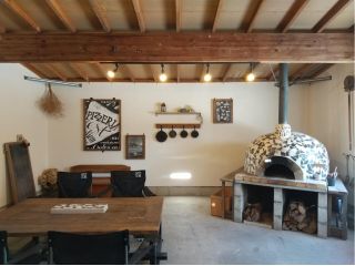 ピザ窯があるガレージ。雨の日はここでバーベキューもできます。