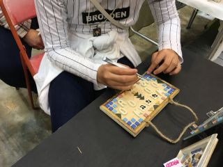 名前や模様を自由に並べていきます。まだボンドを使わないので納得いくまでデザインを変更できます。