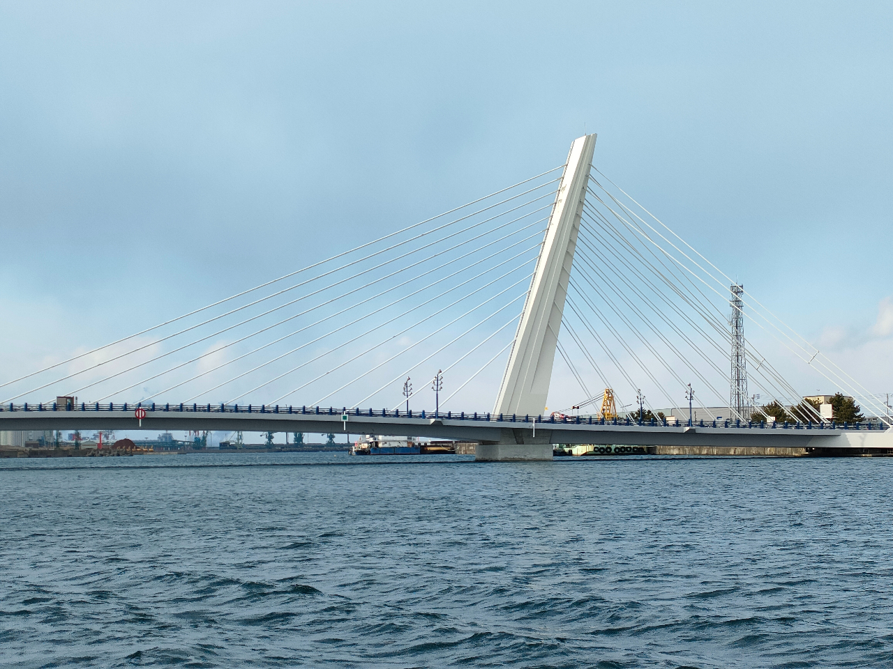 八戸港内で一番きれいなシーガルブリッジ