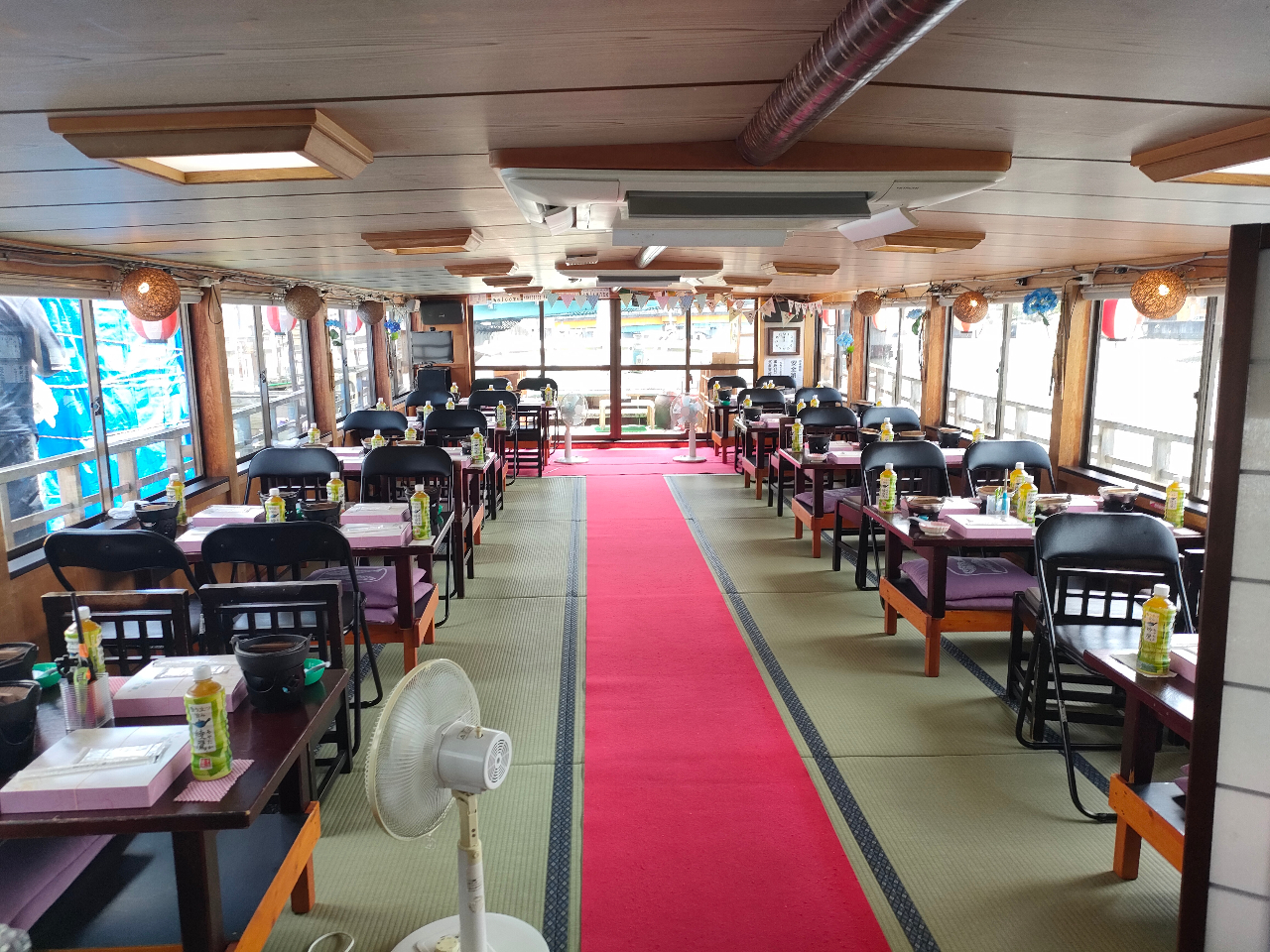 八戸屋形船「新井田丸」室内風景