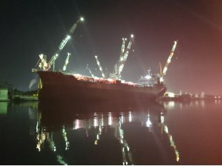 工場夜景の全国版雑誌に掲載されている東北で一番大きい北日本造船の夜景!建造中の迫力ある3万トンのタンカーを間近で見られます!