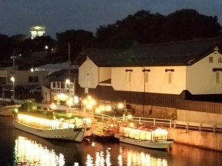 八戸酒造の酒蔵前に屋形船発着桟橋があります。