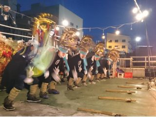 運が良ければ屋形船の出航前に目の前で「八戸えんぶり」の舞いが見られます!