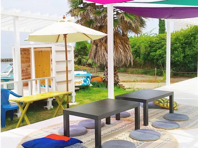 座敷席です。ウッドデッキと段下の床のスペースでBBQを楽しんで頂けます。