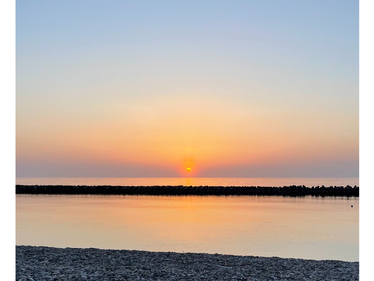 淡路島の西海岸、瀬戸内海に面した新五色浜にある夕陽がきれいな場所です☆
