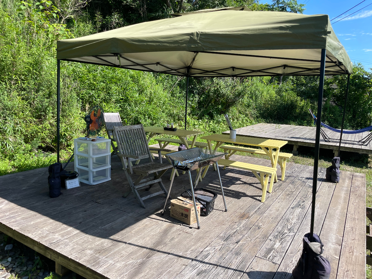 周りに人の居ない広々空間のプライベート席で大切な人と素敵な時間を!目の前に広がる大海原み見ながら素敵なBBQタイム。