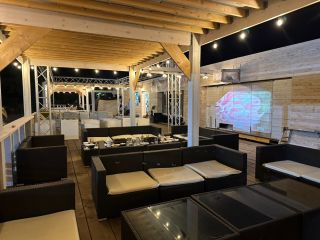 日中は海の家のような気分を味わえますが、夜は一風変わってオトナの空間に カップルでも友達とのパーティーにも