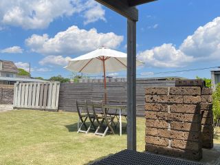 デッキ部分にソファ、芝生にテーブル