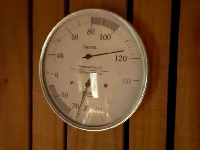 サウナ室の温度は90℃から120℃設定