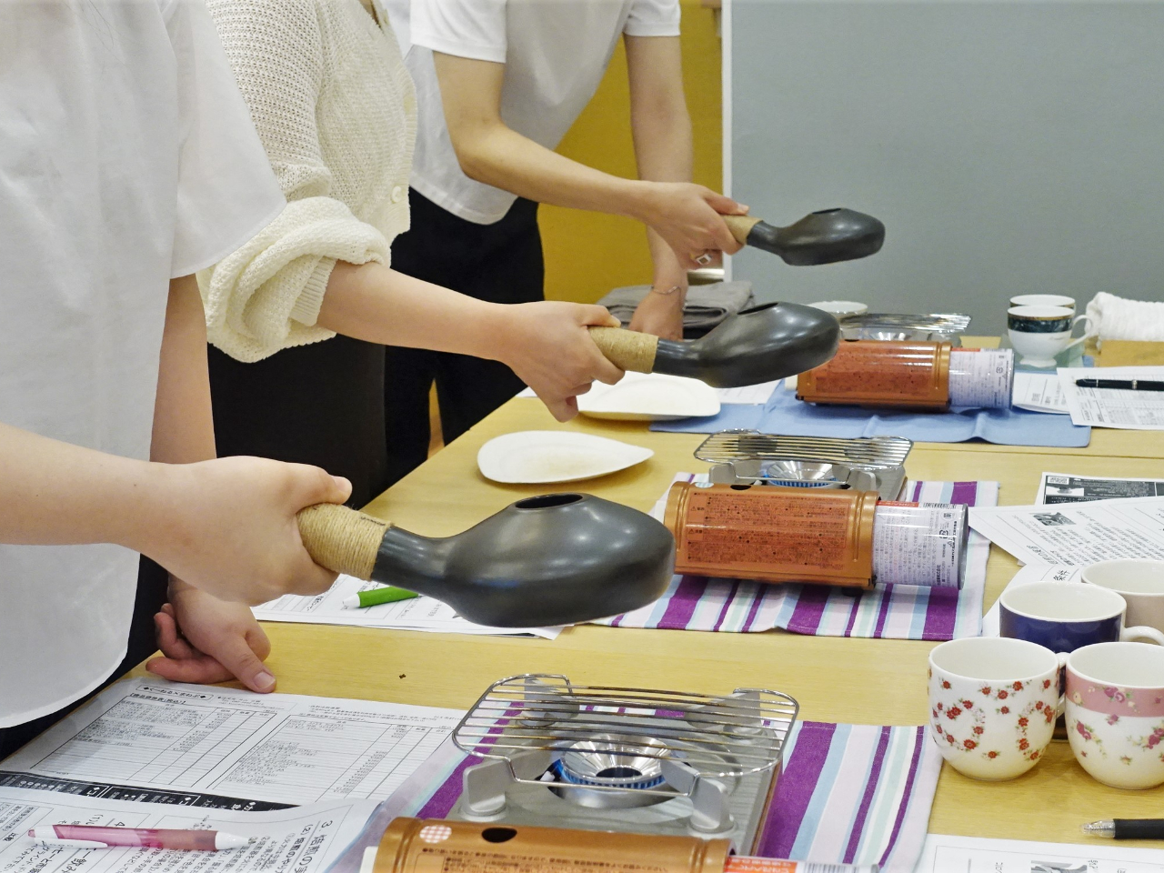 セラミック(陶器)でできた焙煎器を使って焙煎します。