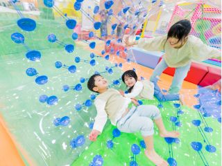 中に入ってでんぐり返しをしたり、転がしたり、全身を使って遊べるよ! サイバーホイールは二人一緒に入ることも出来るので、お友だちと一緒に入って回転しまくろう☆