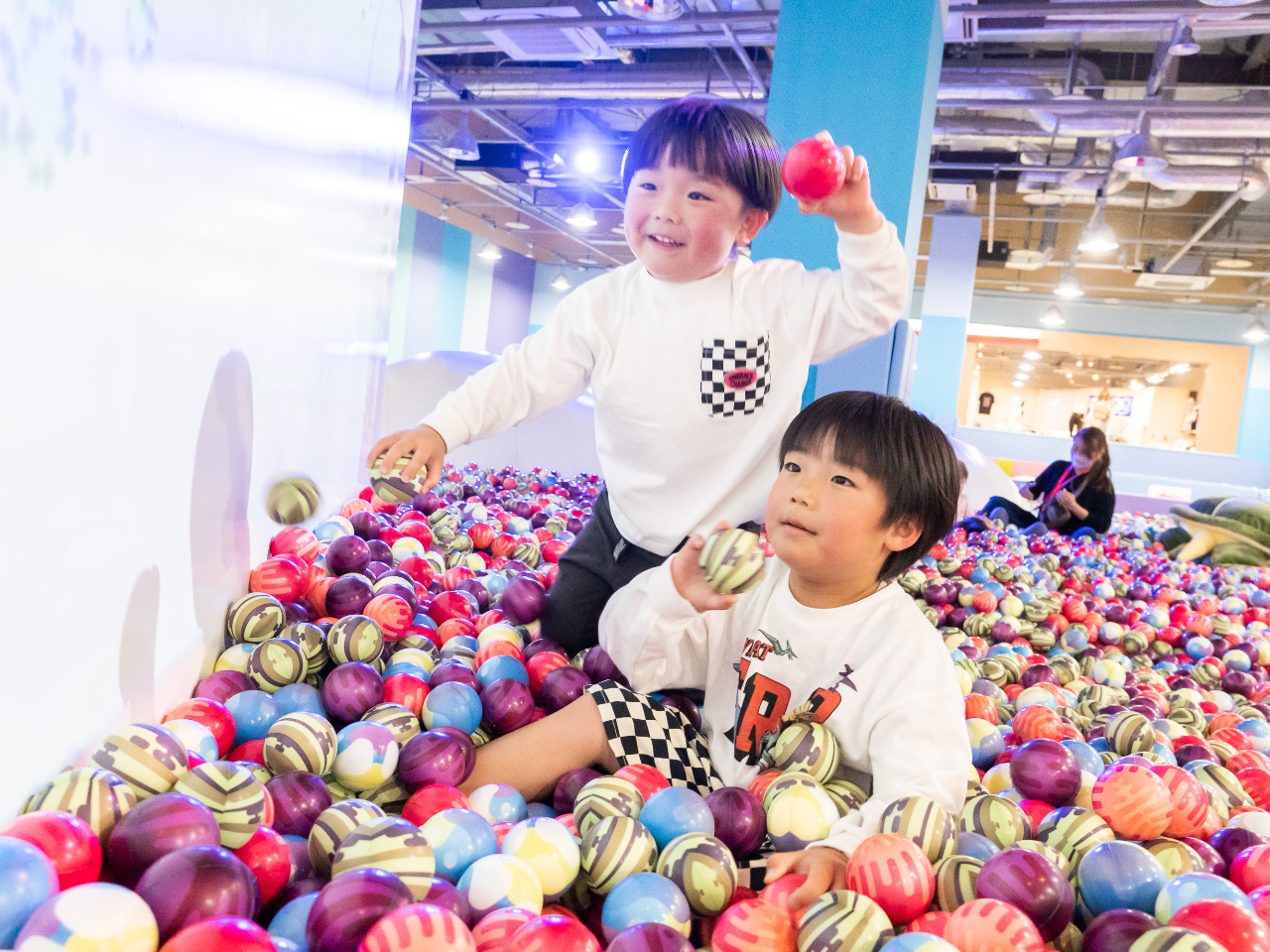 �v���W�F�N�^�[����f���o���ꂽ20��ވȏ�̃Q�[���B�{�[���𓖂ĂĊe�X�e�[�W���N���A���悤�I 