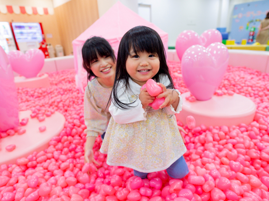 �n�[�g�ł����ς��̃n�[�g�E�X�^�[�� �n�[�g�Ŗ��ߐs�����ꂽ�{�[���v�[���A����Ƀn�[�g�̃V�[�\�[�́A�q�������̑�D�����l�܂������̂悤�ȋ�Ԃł��B