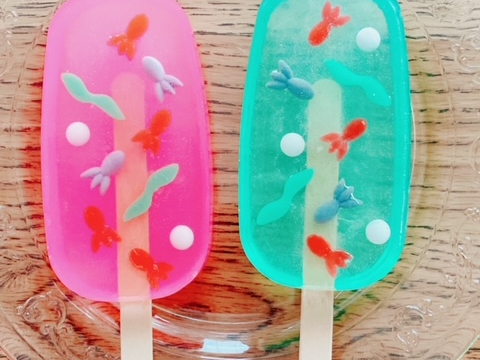 石鹸で作った金魚を、アイスの中に閉じ込めて作りこともできますよ。