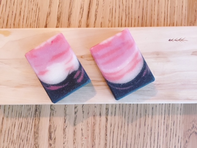 ピンクと竹炭で大人っぽい石鹸に。