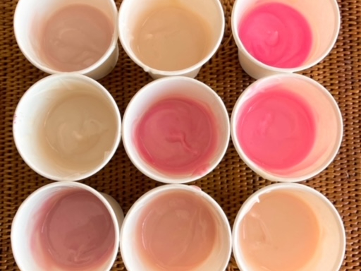 ピンクと言っても色んな色があります。色と香りとデザイン、オイル。世界で一つだけの自分の石鹸を作る喜びを、味わっていただけたら嬉しいです。