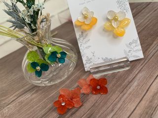 あじさいを重ねたピアス&イヤリング☆体験レッスンでお好きなカラーを選んで制作できます。
