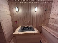 サウナ小屋室内