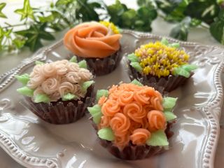 華おはぎ体験。おはぎの上に白あんでお花絞り。初心者さん向けの体験会です。