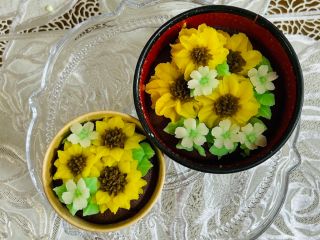 7月8月の季節のお花絞りは【ひまわり】。 土台は、あんdeショコラになります・