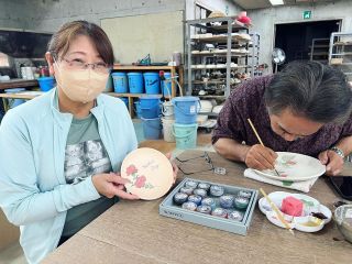 お好きな絵柄を約10色ほどの塗料でお描きください♪ 三田焼 絵付け体験