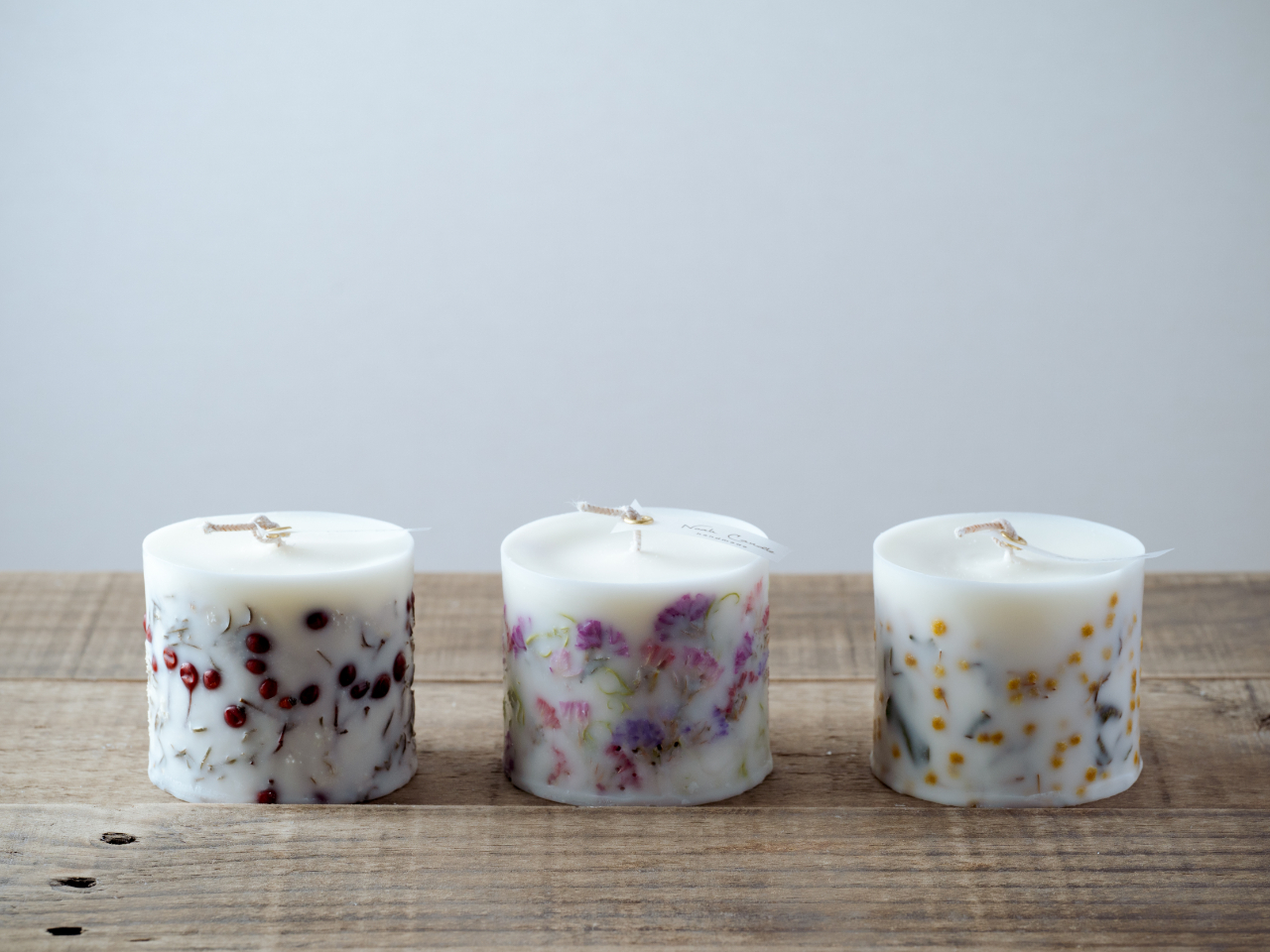 大豆が原料のソイワックス乳白色がかわいいキャンドルで人気!まわりのお花がより目立つような加工で仕上げます♪