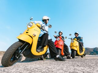 カラフルなバイクに乗って気楽に自由な旅を満喫
