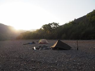 誰もいない河原でのキャンプに心も体も癒されます