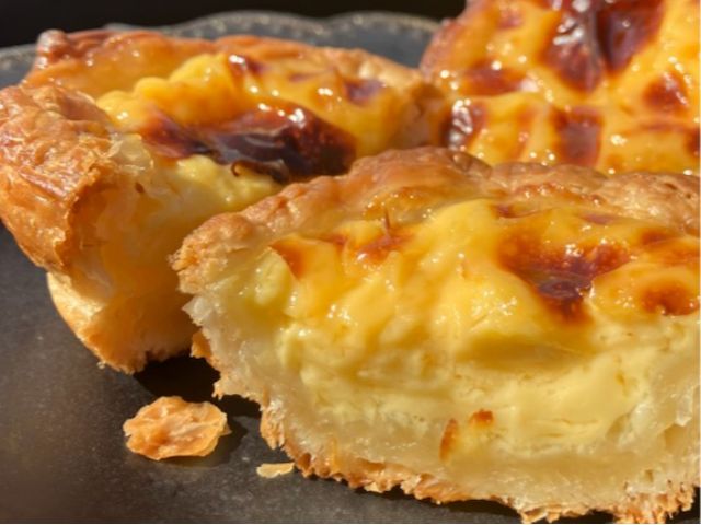 「エッグタルト」パリっとそしてフワッと まるでパンのように膨らむパイ生地。知多たまごの黄身をふんだんに使った優しい そして甘みの重すぎないトロミあるクリーム。