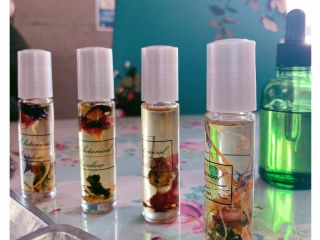 *お好きな精油で香りづけ*ネイルオイル* (仕入れによりボトルのデザインは異なります)