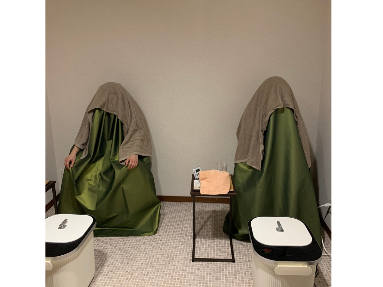 タオルをかぶせて蒸気を浴びていきます