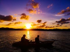 沈む夕陽を海に浮かんで眺める贅沢な時間